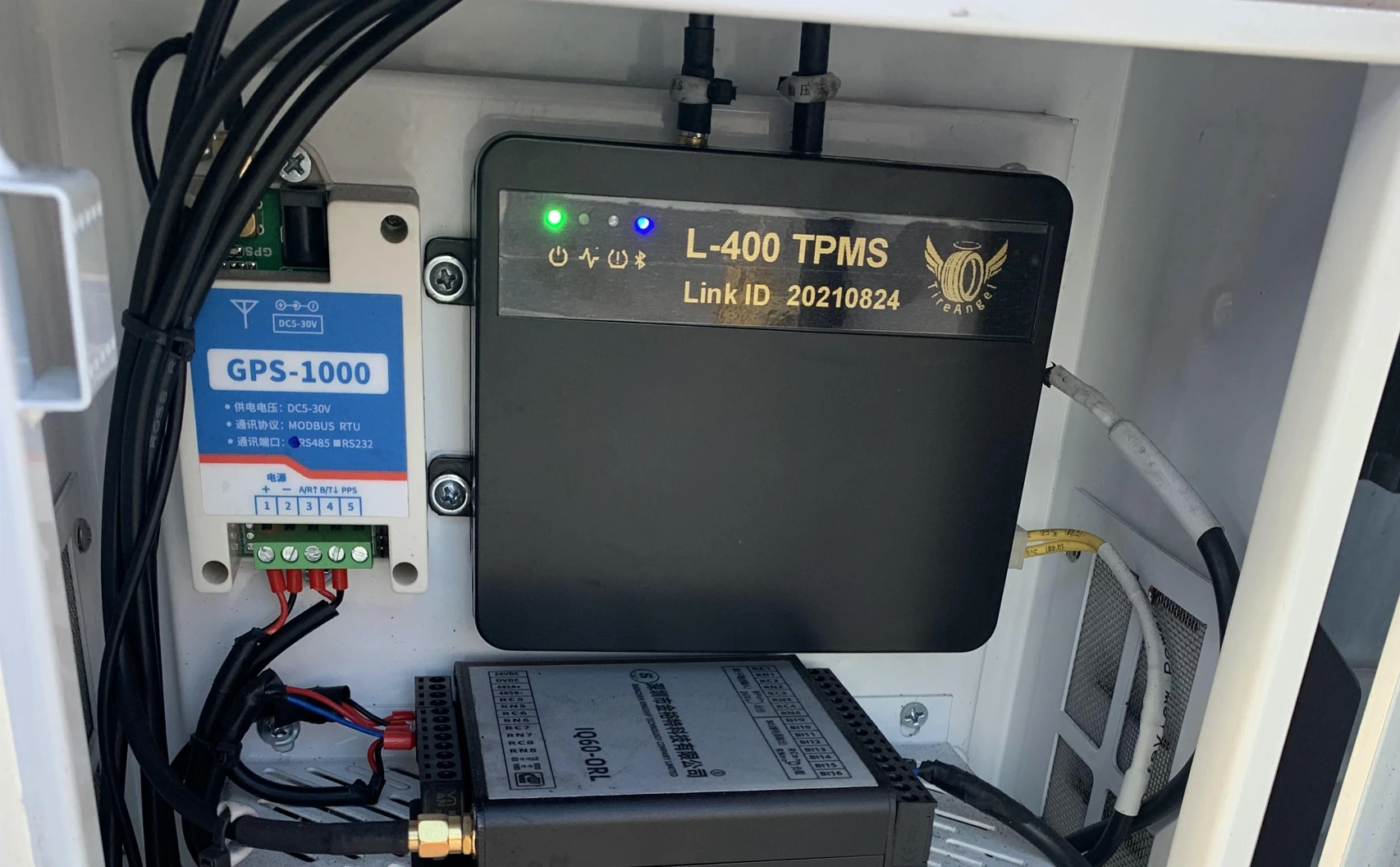 L-400 TPMS 控制器与 GPS 模块现场安装